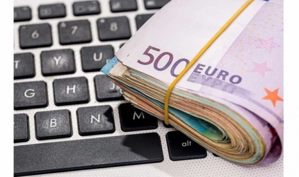 Ar fi obținut prin fraudă un grant de 14 milioane de lei. Percheziții la reprezentanții unui agent economic și ai unei asociații